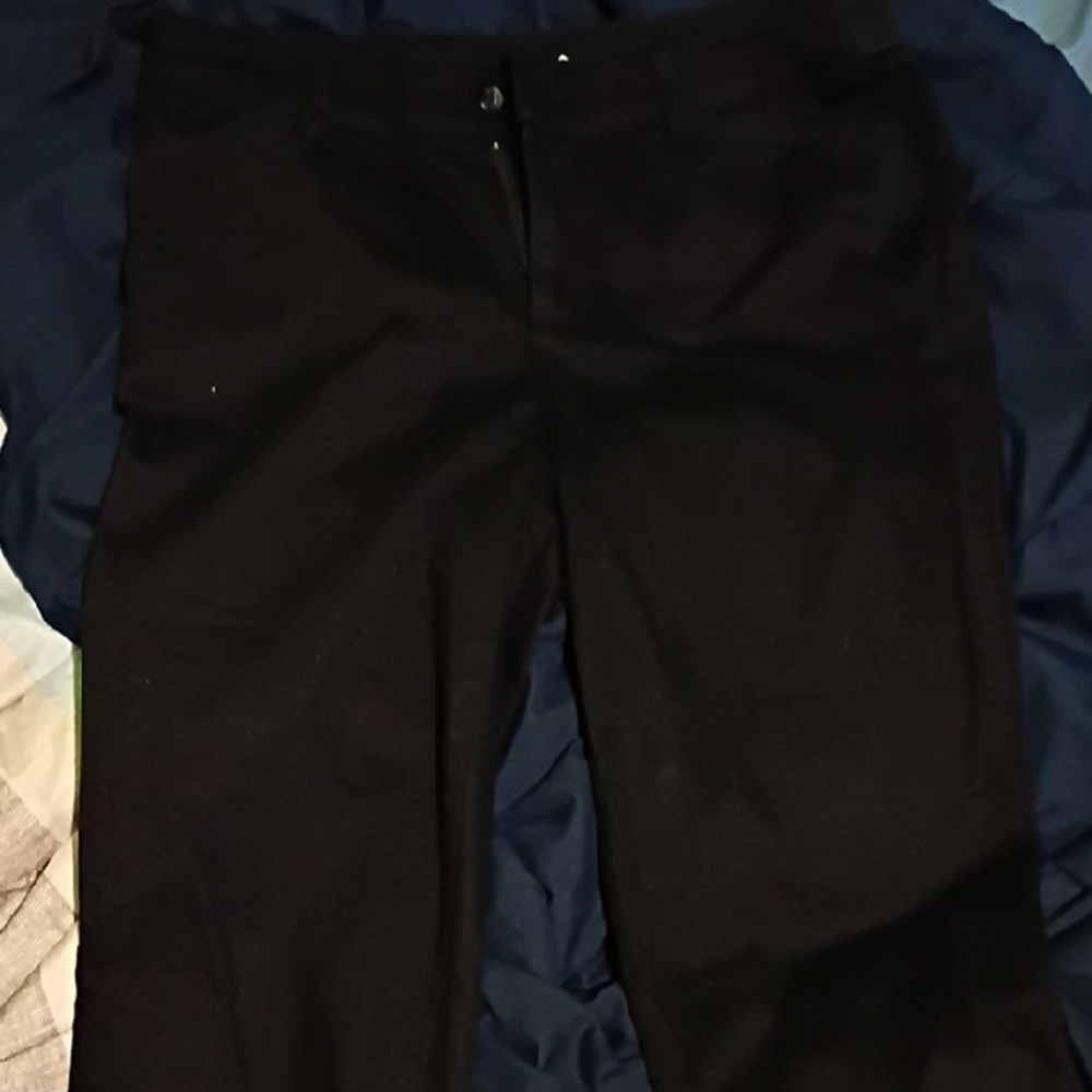 St. John's Bay Women's Black Capri